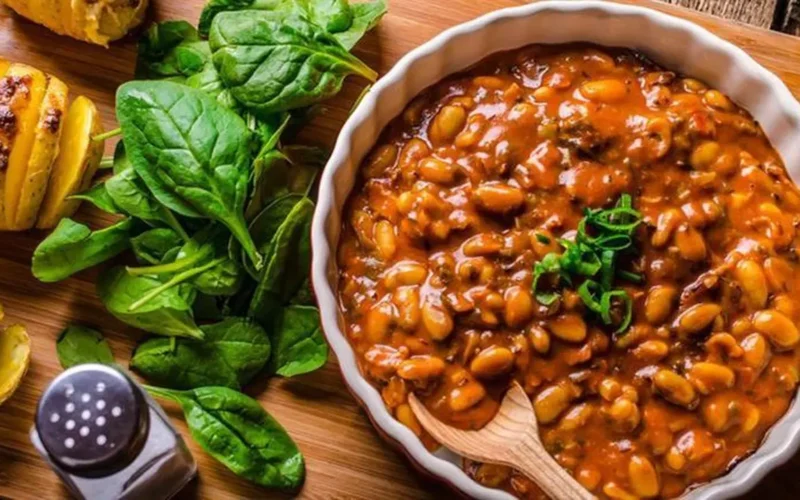 تحذير من استشاري تغذية: مخاطر صحية في أكل الفول المدمس خارج المنزل